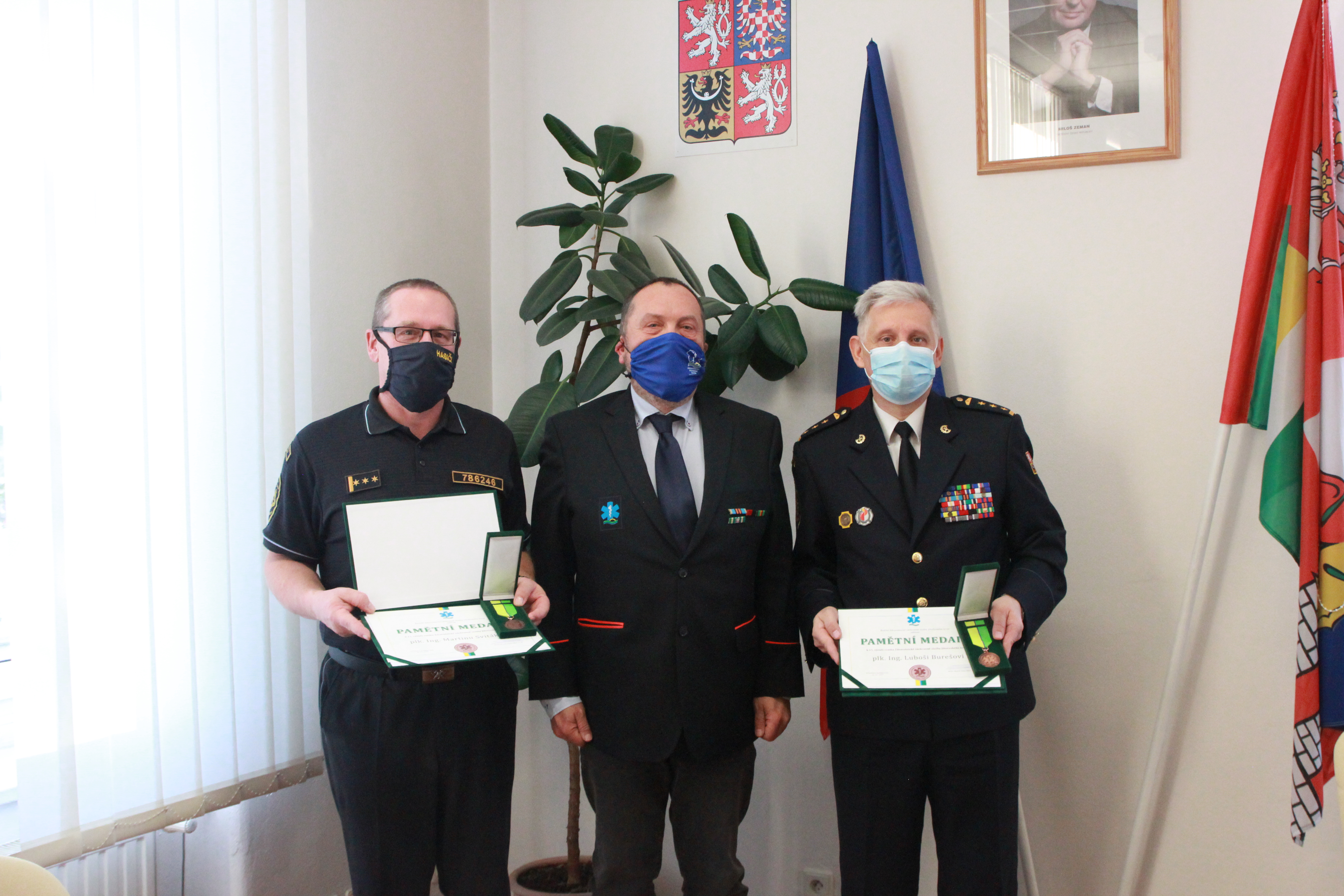 MUDr. Marek Slabý předal pamětní medaili zástupcům HZS JčK a PČR